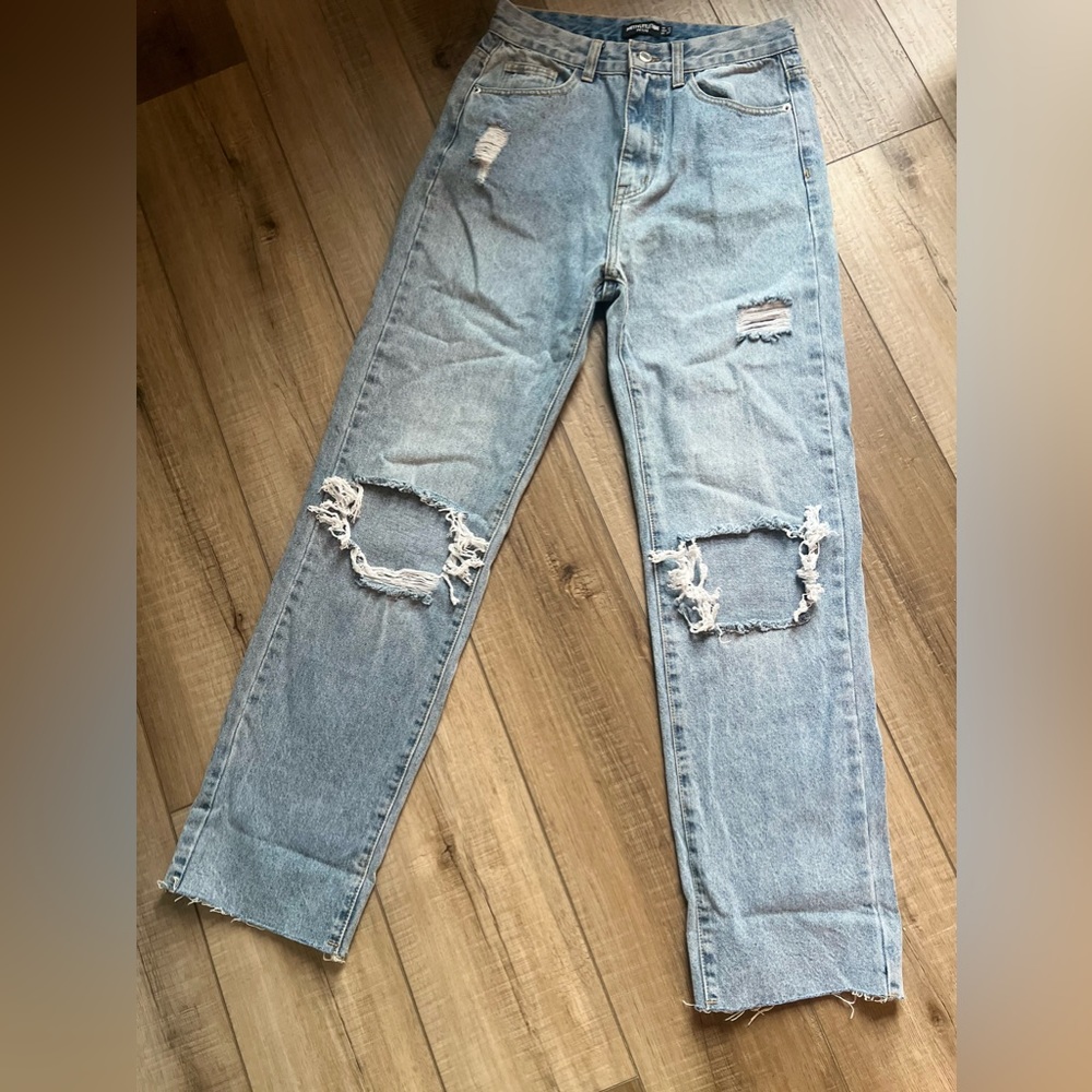 PRETTY LITTLE THING LIGHT BLUE WASH RIPPED JEANS